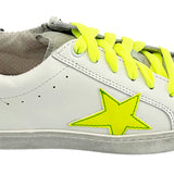 SNEAKERS DIANETTI in pelle bianca, suede grigio perla e dettagli giallo fluo