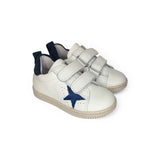 Sneakers primi passi LESCOUCOU in pelle bianca e suede blu con velcri