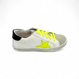 SNEAKERS DIANETTI in pelle bianca, suede grigio perla e dettagli giallo fluo