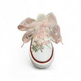 Sneakers QUICKAS in tela di cotone bianco con lacci in organza rosa e charms in metallo