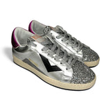 Sneakers 2B12 in pelle metallizzata e glitter argento, dettaglio fuxia con lacci