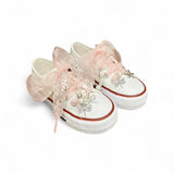 Sneakers QUICKAS in tela di cotone bianco con lacci in organza rosa e charms in metallo