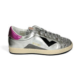 Sneakers 2B12 in pelle metallizzata e glitter argento, dettaglio fuxia con lacci