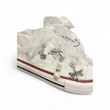 Sneakers QUICKAS in tela di cotone bianco con lacci in organza bianchi e charms in metallo