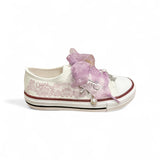 Sneakers QUICKAS in tela di cotone bianco con lacci in organza lilla e charms in metallo