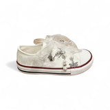 Sneakers QUICKAS in tela di cotone bianco con lacci in organza bianchi e charms in metallo