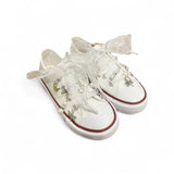 Sneakers QUICKAS in tela di cotone bianco con lacci in organza bianchi e charms in metallo