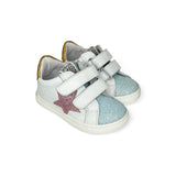 Sneakers primi passi CIAO BIMBI in pelle bianca e micro glitter azzurri con velcri