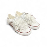 Sneakers QUICKAS in tela di cotone bianco con lacci in satin bianco, fiori applicati e charms in metallo