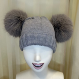 Cappello grigio GIO HIGUAMY misto lana con doppio pompon in volpe ecologica