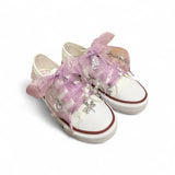 Sneakers QUICKAS in tela di cotone bianco con lacci in organza lilla e charms in metallo