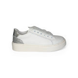 Sneakers DIANETTI  in pelle bianca/micro glitter argento con lacci in tulle e zip laterale