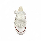 Sneakers QUICKAS in tela di cotone bianco con lacci in satin bianco, fiori applicati e charms in metallo